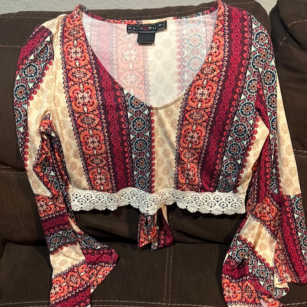 Crop top. Long sleeve. Tie from the back.